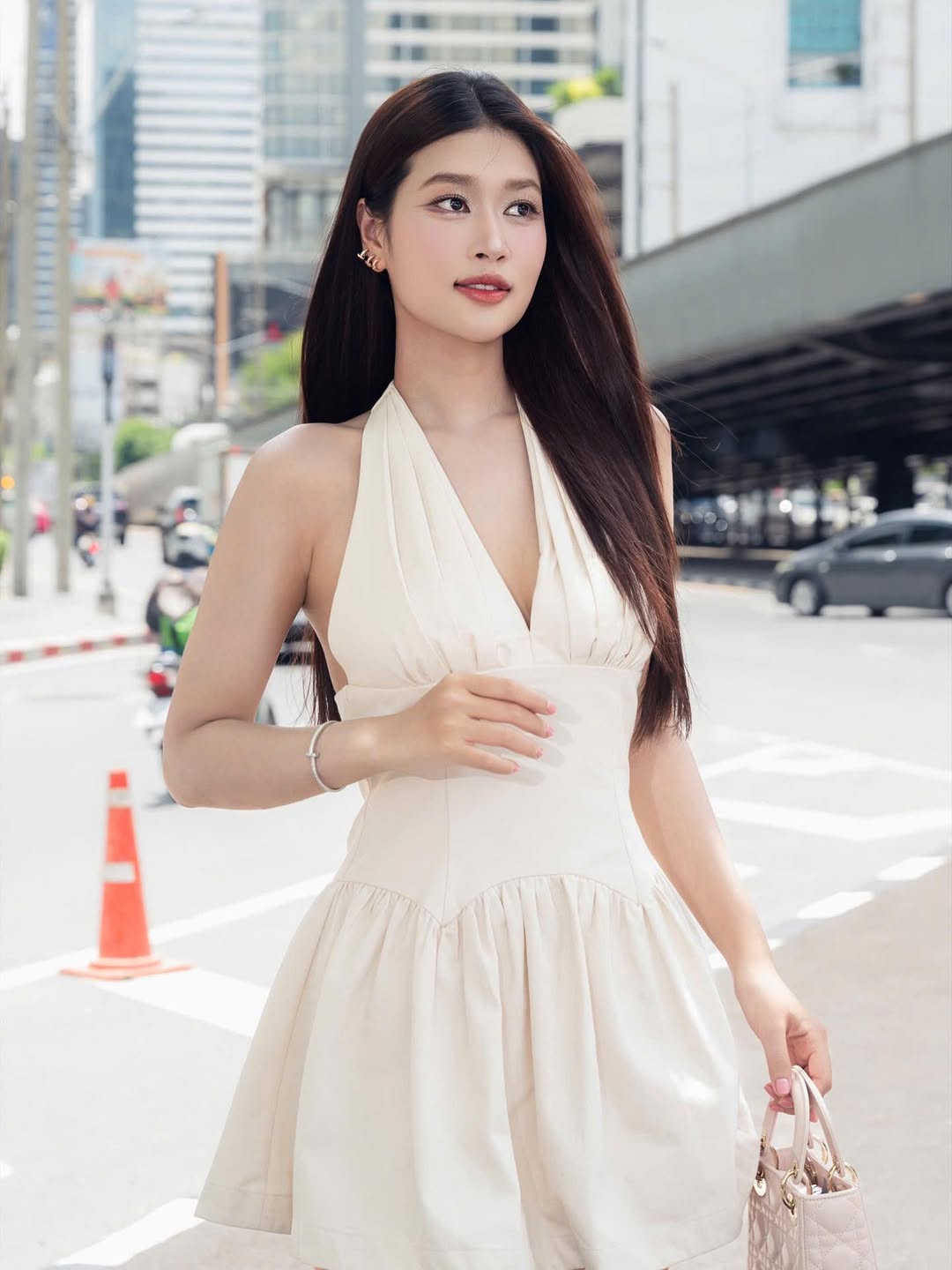 Hoa hậu Vbiz khoe mặt mộc thật đến từng lỗ ch&acirc;n l&ocirc;ng tr&ecirc;n phim: Ngo&agrave;i đời si&ecirc;u xinh si&ecirc;u sang, ăn mặc đẹp đỉnh- Ảnh 20.