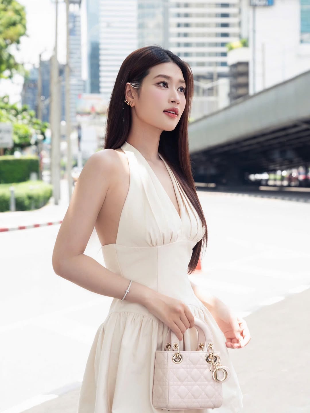 Hoa hậu Vbiz khoe mặt mộc thật đến từng lỗ ch&acirc;n l&ocirc;ng tr&ecirc;n phim: Ngo&agrave;i đời si&ecirc;u xinh si&ecirc;u sang, ăn mặc đẹp đỉnh- Ảnh 21.