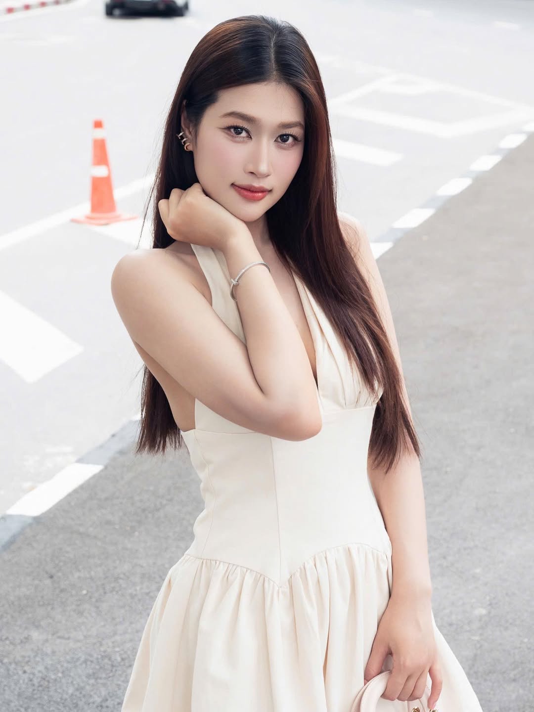 Hoa hậu Vbiz khoe mặt mộc thật đến từng lỗ ch&acirc;n l&ocirc;ng tr&ecirc;n phim: Ngo&agrave;i đời si&ecirc;u xinh si&ecirc;u sang, ăn mặc đẹp đỉnh- Ảnh 19.