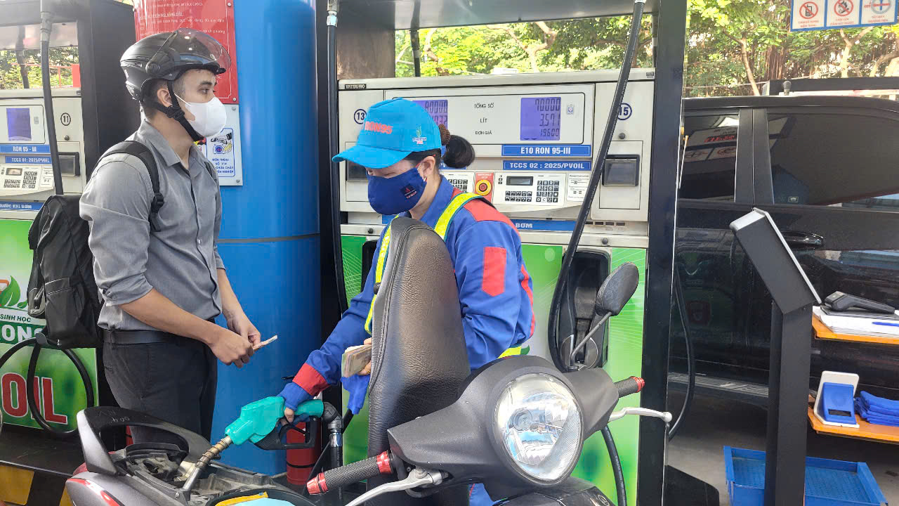 Gi&aacute; xăng RON95-III tăng mạnh, l&ecirc;n 30.690 đồng/l&iacute;t- Ảnh 1.