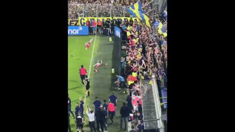 Fan qu&aacute; kh&iacute;ch c&oacute; thể đi&ecirc;n rồ tới mức n&agrave;y: Đem loạt b&uacute;p b&ecirc; "người lớn" n&eacute;m r&agrave;o r&agrave;o xuống s&acirc;n, ph&aacute; hỏng trận đấu của "thi&ecirc;n thần" Di Mar&iacute;a- Ảnh 1.