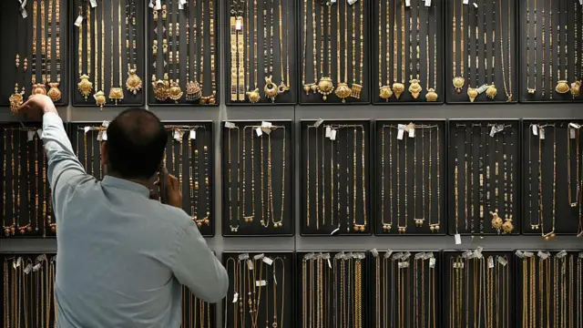 Đầu tư 100g v&agrave;ng miếng mỗi năm, Gi&aacute;o sư đại học thu về khoản l&atilde;i gấp 4 lần- Ảnh 1.