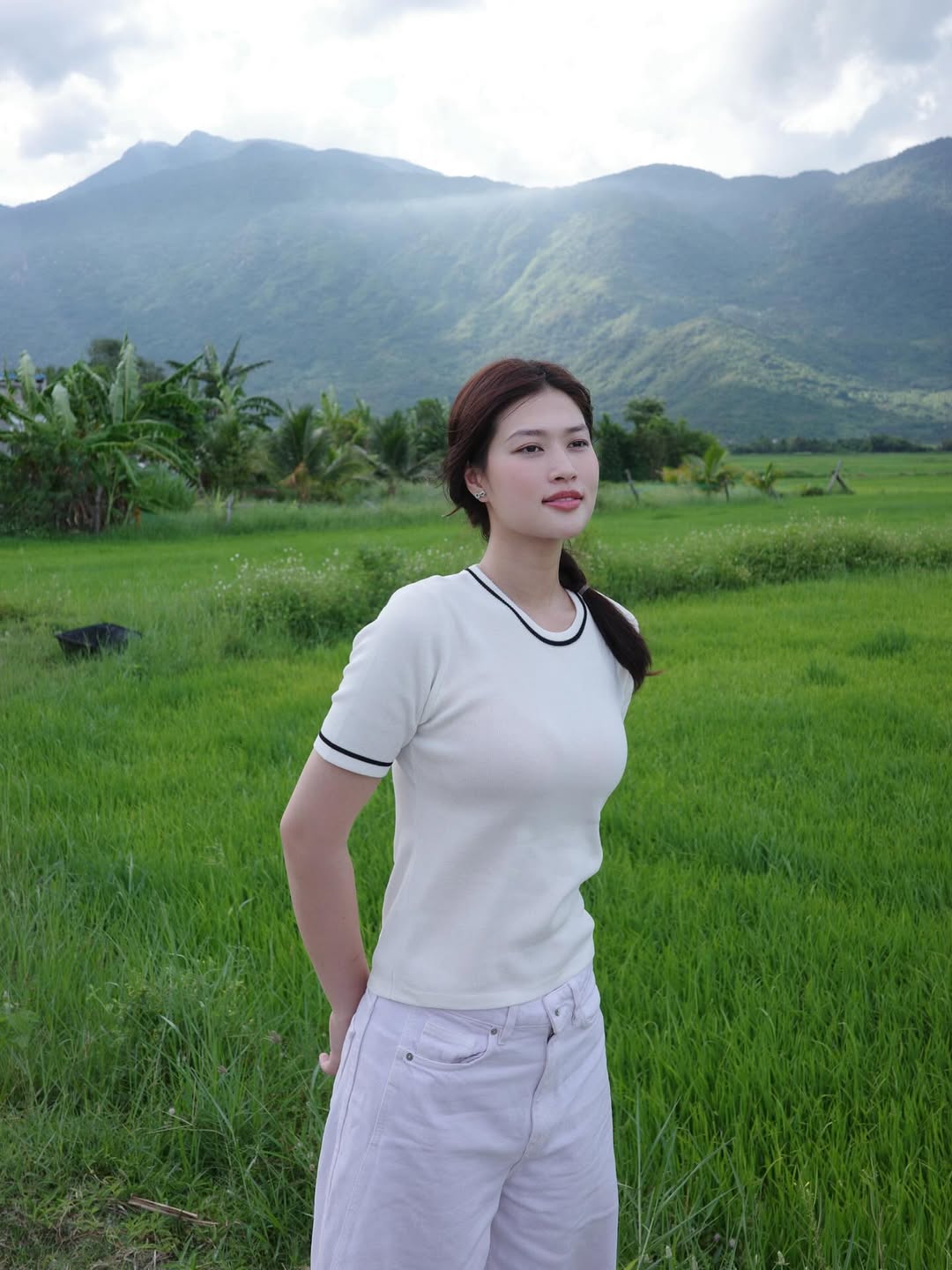 Hoa hậu Vbiz khoe mặt mộc thật đến từng lỗ ch&acirc;n l&ocirc;ng tr&ecirc;n phim: Ngo&agrave;i đời si&ecirc;u xinh si&ecirc;u sang, ăn mặc đẹp đỉnh- Ảnh 29.