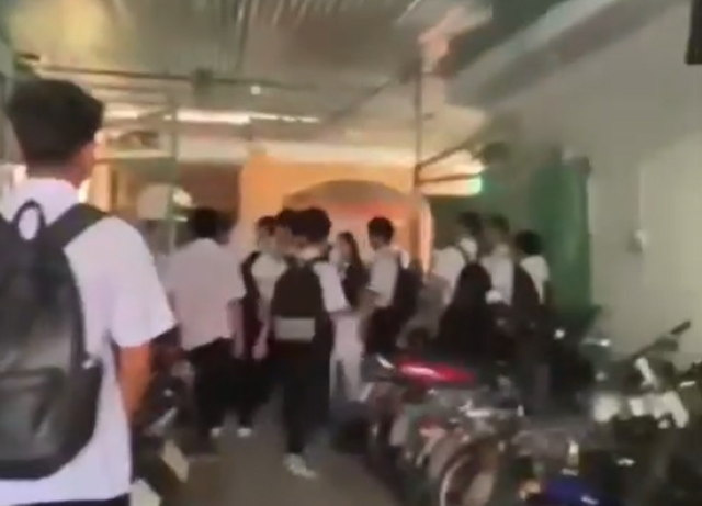 Nam sinh lớp 11 bị đ&aacute;nh hội đồng phải nhập viện cấp cứu- Ảnh 1.