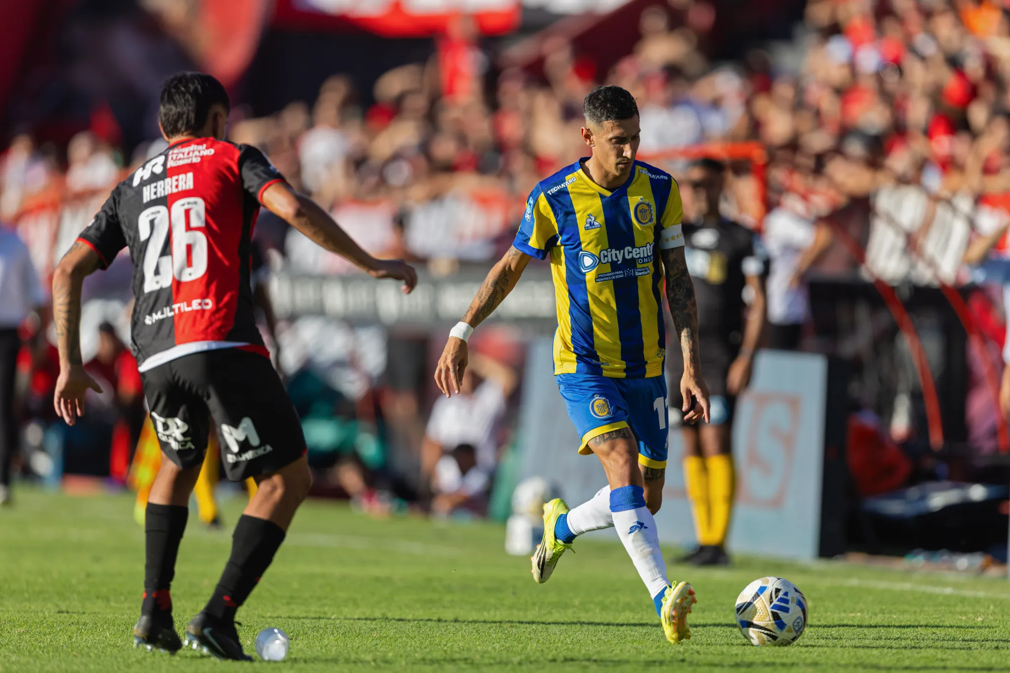 Fan qu&aacute; kh&iacute;ch c&oacute; thể đi&ecirc;n rồ tới mức n&agrave;y: Đem loạt b&uacute;p b&ecirc; "người lớn" n&eacute;m r&agrave;o r&agrave;o xuống s&acirc;n, ph&aacute; hỏng trận đấu của "thi&ecirc;n thần" Di Mar&iacute;a- Ảnh 3.