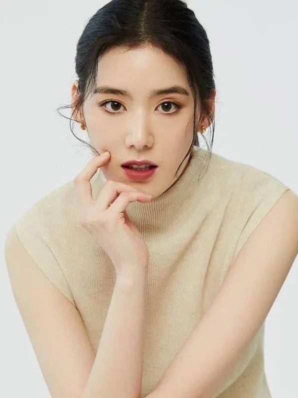 Nữ phụ hot nhất xứ H&agrave;n: Cứ l&ecirc;n phim l&agrave; đẹp &aacute;t nữ ch&iacute;nh, h&agrave;o quang sang chảnh dẫu chỉ diện &aacute;o sơ mi tối giản- Ảnh 4.