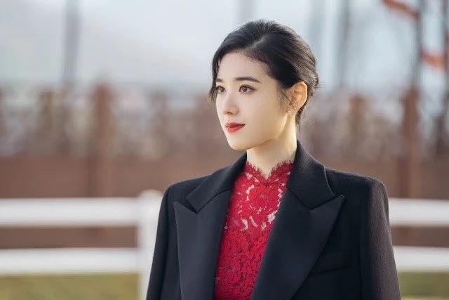 Nữ phụ hot nhất xứ H&agrave;n: Cứ l&ecirc;n phim l&agrave; đẹp &aacute;t nữ ch&iacute;nh, h&agrave;o quang sang chảnh dẫu chỉ diện &aacute;o sơ mi tối giản- Ảnh 1.