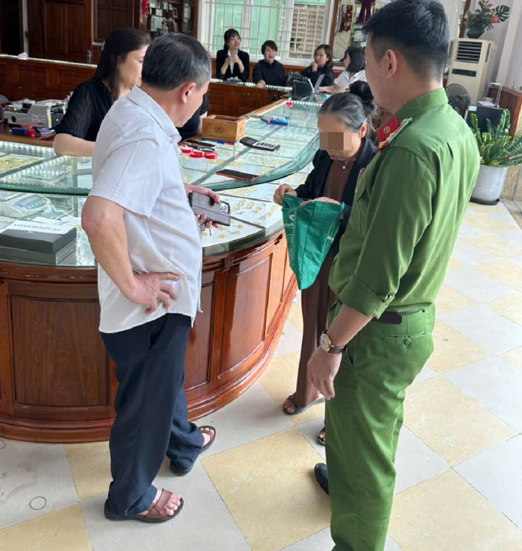 Cụ b&agrave; 70 tuổi ở Nghệ An đạp xe mang 19 chỉ v&agrave;ng ra tiệm b&aacute;n sau một cuộc gọi b&iacute; ẩn l&uacute;c gần trưa- Ảnh 2.