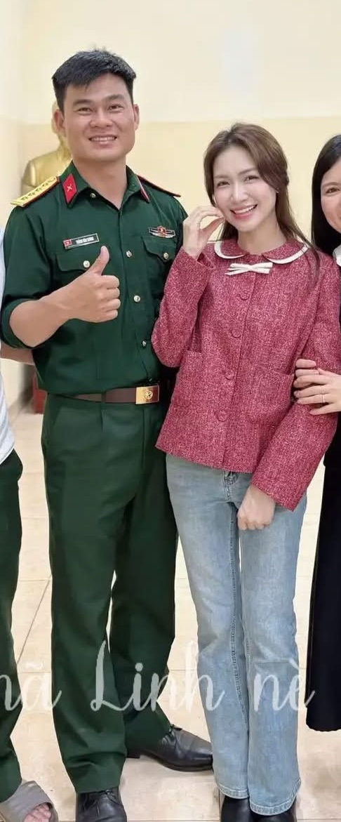 Đại u&yacute; Thăng Văn Cương đưa Ho&agrave; Minzy đi ra mắt bạn b&egrave;, c&ograve;n &ocirc;m eo t&igrave;nh tứ qu&aacute; đ&acirc;y n&agrave;y!- Ảnh 1.