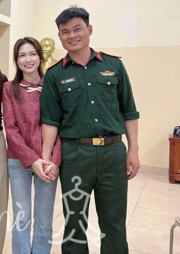 Đại u&yacute; Thăng Văn Cương đưa Ho&agrave; Minzy đi ra mắt bạn b&egrave;, c&ograve;n &ocirc;m eo t&igrave;nh tứ qu&aacute; đ&acirc;y n&agrave;y!- Ảnh 2.