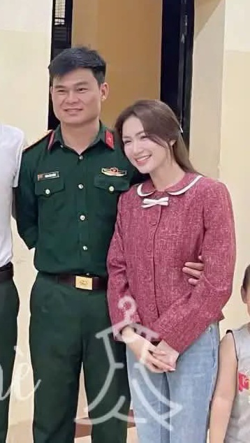 Đại u&yacute; Thăng Văn Cương đưa Ho&agrave; Minzy đi ra mắt bạn b&egrave;, c&ograve;n &ocirc;m eo t&igrave;nh tứ qu&aacute; đ&acirc;y n&agrave;y!- Ảnh 3.