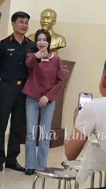 Đại u&yacute; Thăng Văn Cương đưa Ho&agrave; Minzy đi ra mắt bạn b&egrave;, c&ograve;n &ocirc;m eo t&igrave;nh tứ qu&aacute; đ&acirc;y n&agrave;y!- Ảnh 4.