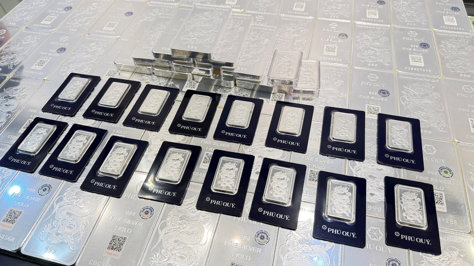 S&aacute;ng 19/3: Bạc thế giới giảm sốc, gi&aacute; bạc trong nước về mức thấp nhất 1 th&aacute;ng qua- Ảnh 1.