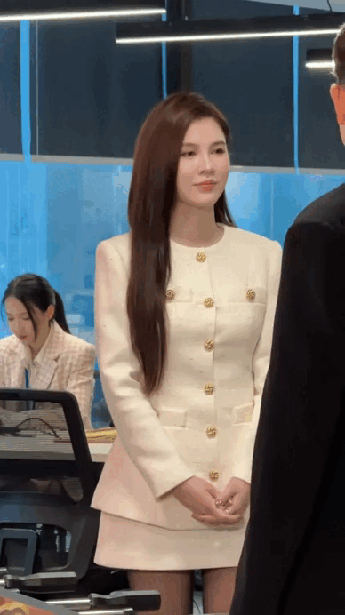 Nữ thần c&ocirc;ng sở hot nhất phim Việt giờ v&agrave;ng hiện tại: Mặc đẹp kh&ocirc;ng trượt ph&aacute;t n&agrave;o, biến phim trường th&agrave;nh s&agrave;n diễn thời trang- Ảnh 6.