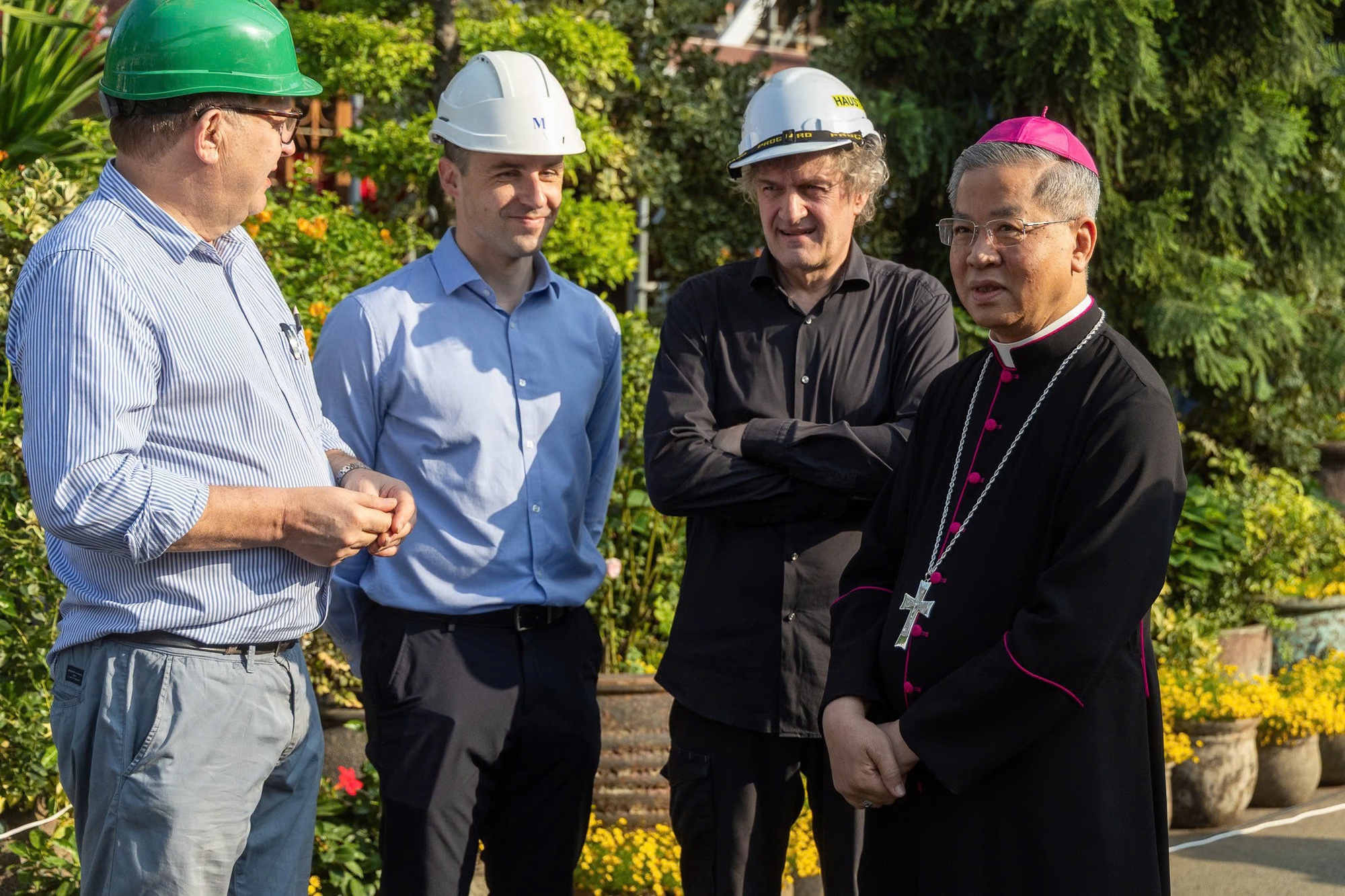 Khoảnh khắc 2 th&aacute;nh gi&aacute; mạ v&agrave;ng nặng 400kg trở lại đỉnh nh&agrave; thờ Đức B&agrave; S&agrave;i G&ograve;n, người d&acirc;n chăm ch&uacute; theo d&otilde;i- Ảnh 6.