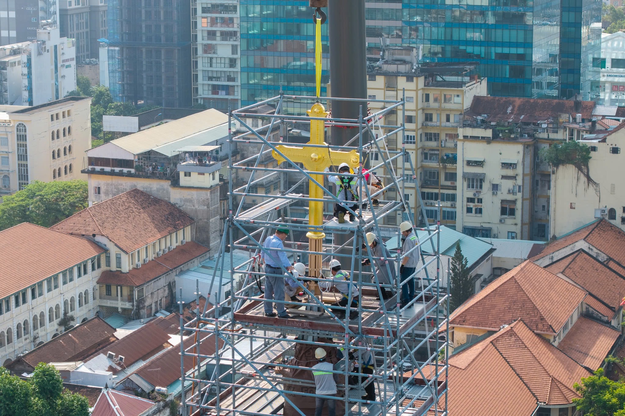 Khoảnh khắc 2 th&aacute;nh gi&aacute; mạ v&agrave;ng nặng 400kg trở lại đỉnh nh&agrave; thờ Đức B&agrave; S&agrave;i G&ograve;n, người d&acirc;n chăm ch&uacute; theo d&otilde;i- Ảnh 7.