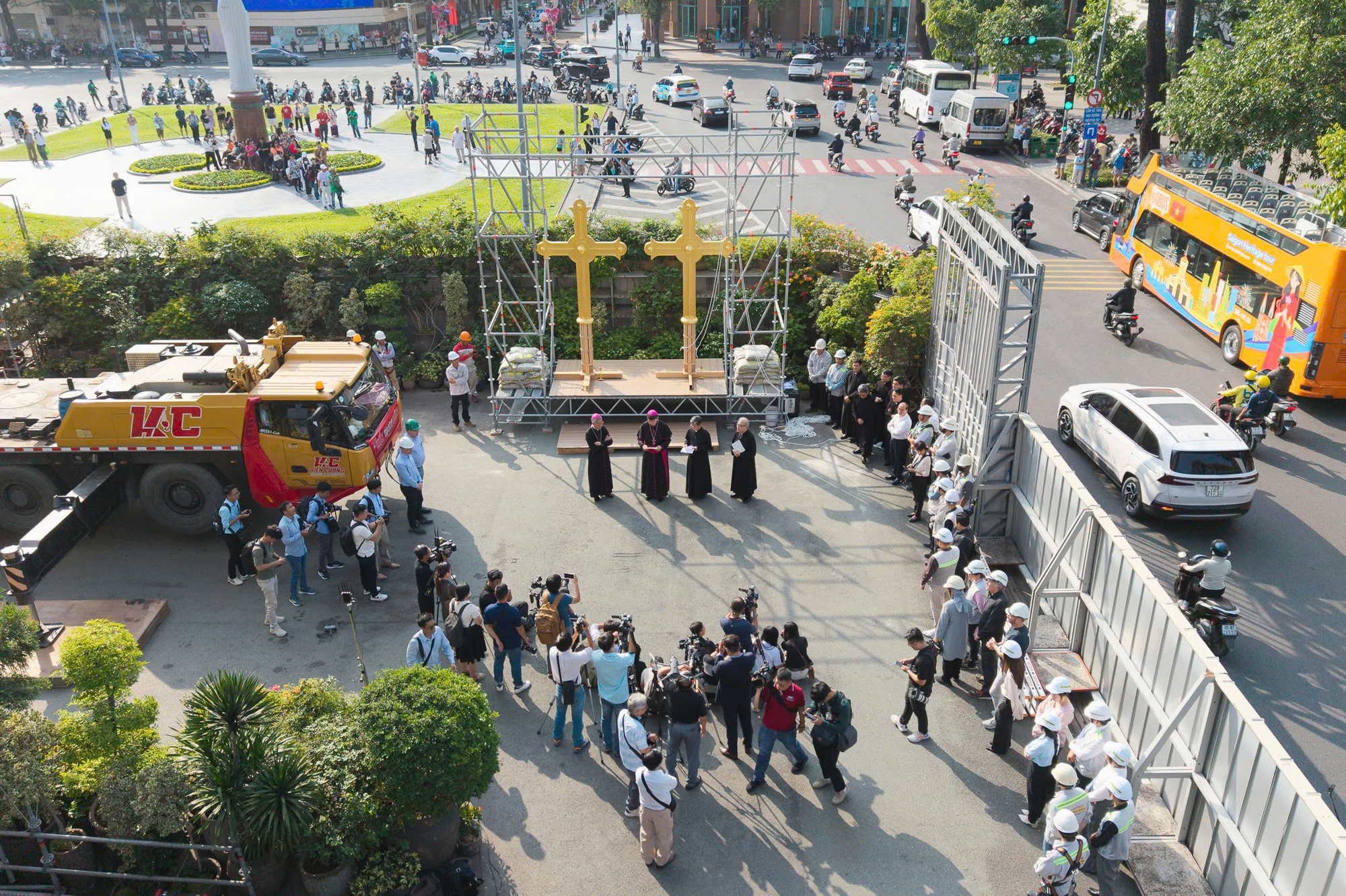 Khoảnh khắc 2 th&aacute;nh gi&aacute; mạ v&agrave;ng nặng 400kg trở lại đỉnh nh&agrave; thờ Đức B&agrave; S&agrave;i G&ograve;n, người d&acirc;n chăm ch&uacute; theo d&otilde;i- Ảnh 3.