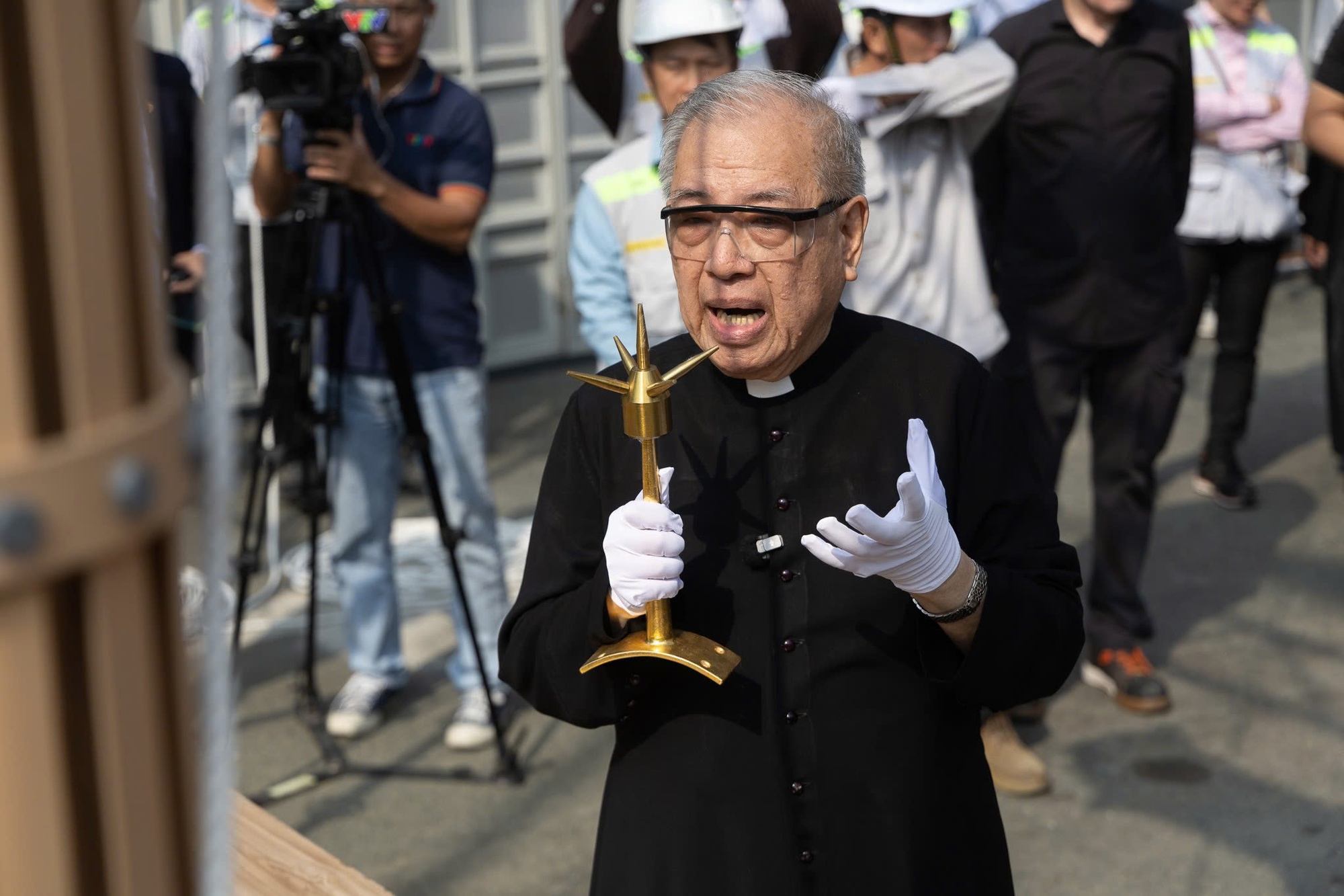 Khoảnh khắc 2 th&aacute;nh gi&aacute; mạ v&agrave;ng nặng 400kg trở lại đỉnh nh&agrave; thờ Đức B&agrave; S&agrave;i G&ograve;n, người d&acirc;n chăm ch&uacute; theo d&otilde;i- Ảnh 5.