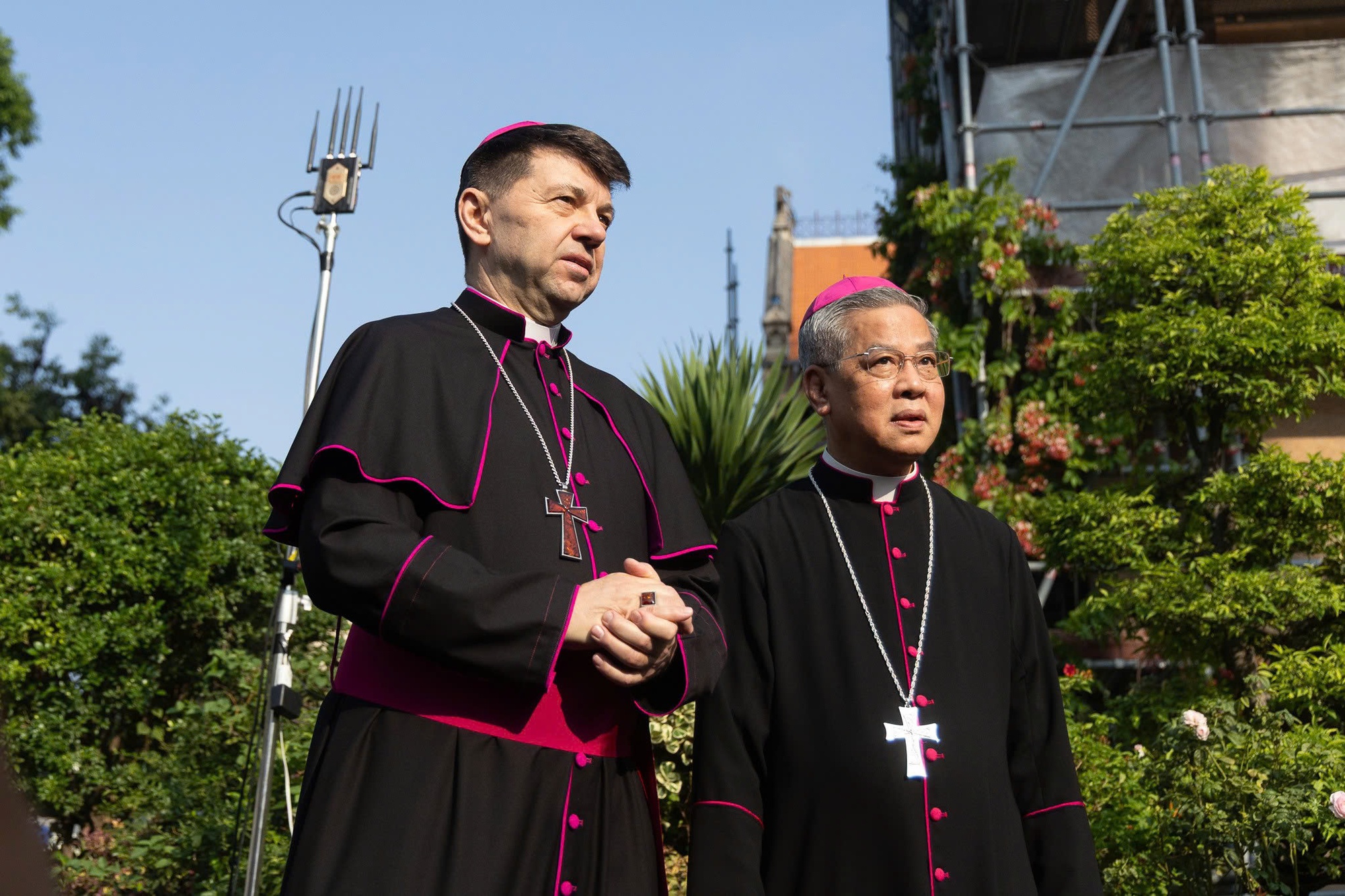 Khoảnh khắc 2 th&aacute;nh gi&aacute; mạ v&agrave;ng nặng 400kg trở lại đỉnh nh&agrave; thờ Đức B&agrave; S&agrave;i G&ograve;n, người d&acirc;n chăm ch&uacute; theo d&otilde;i- Ảnh 4.