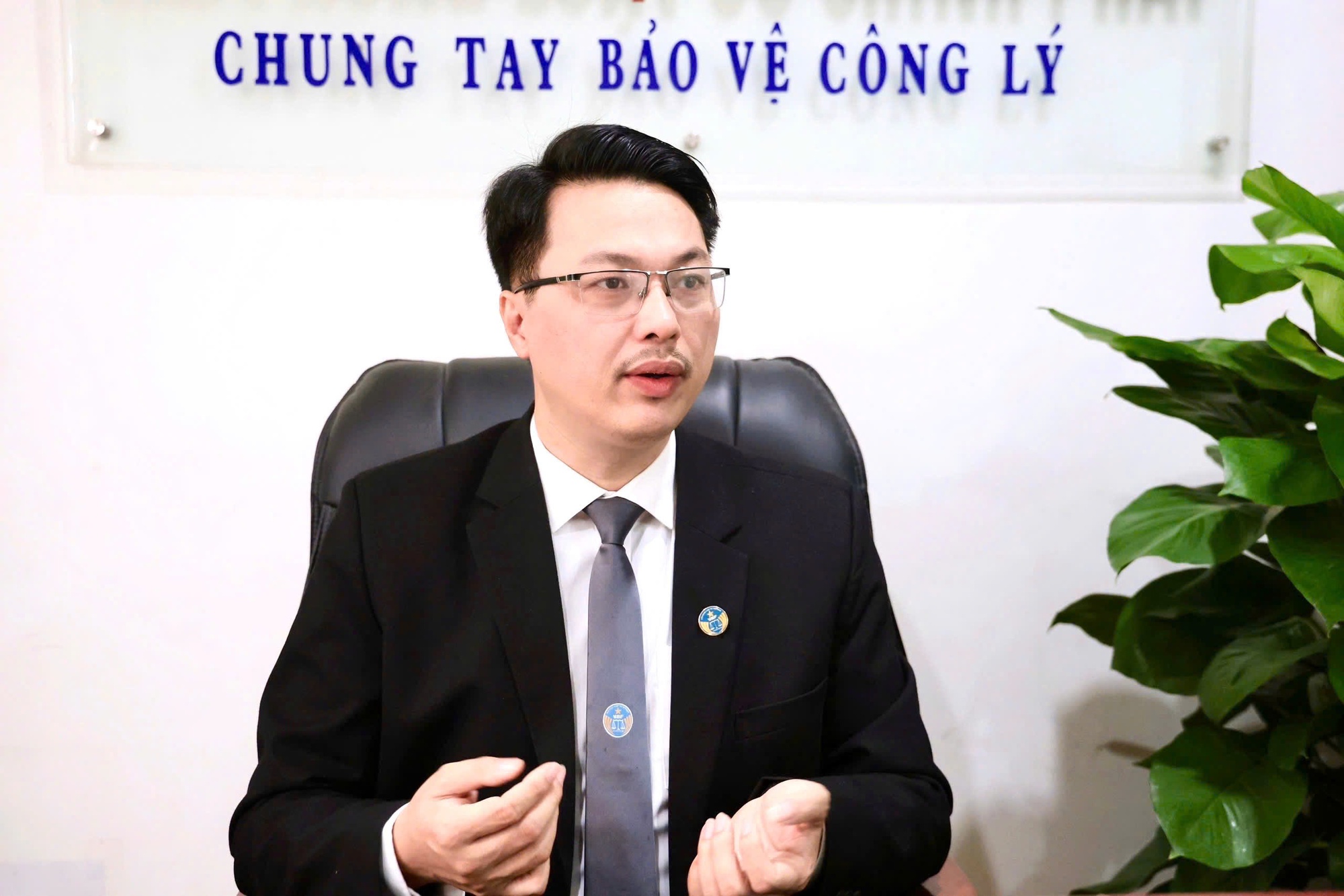 Luật sư l&ecirc;n tiếng vụ nhạc sĩ Minh Khang: Clip bị ph&aacute;t t&aacute;n c&oacute; sai, hay h&agrave;nh vi đe dọa mới l&agrave; vấn đề cốt l&otilde;i?- Ảnh 2.