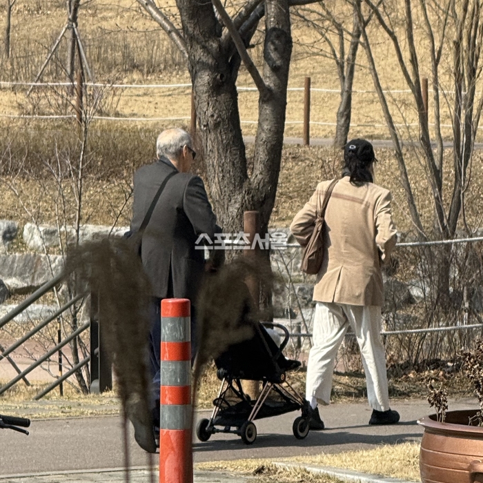 Bồ nh&iacute; k&eacute;m 22 tuổi sinh con cho chủ tịch U70, nay đứa trẻ lộ diện- Ảnh 1.