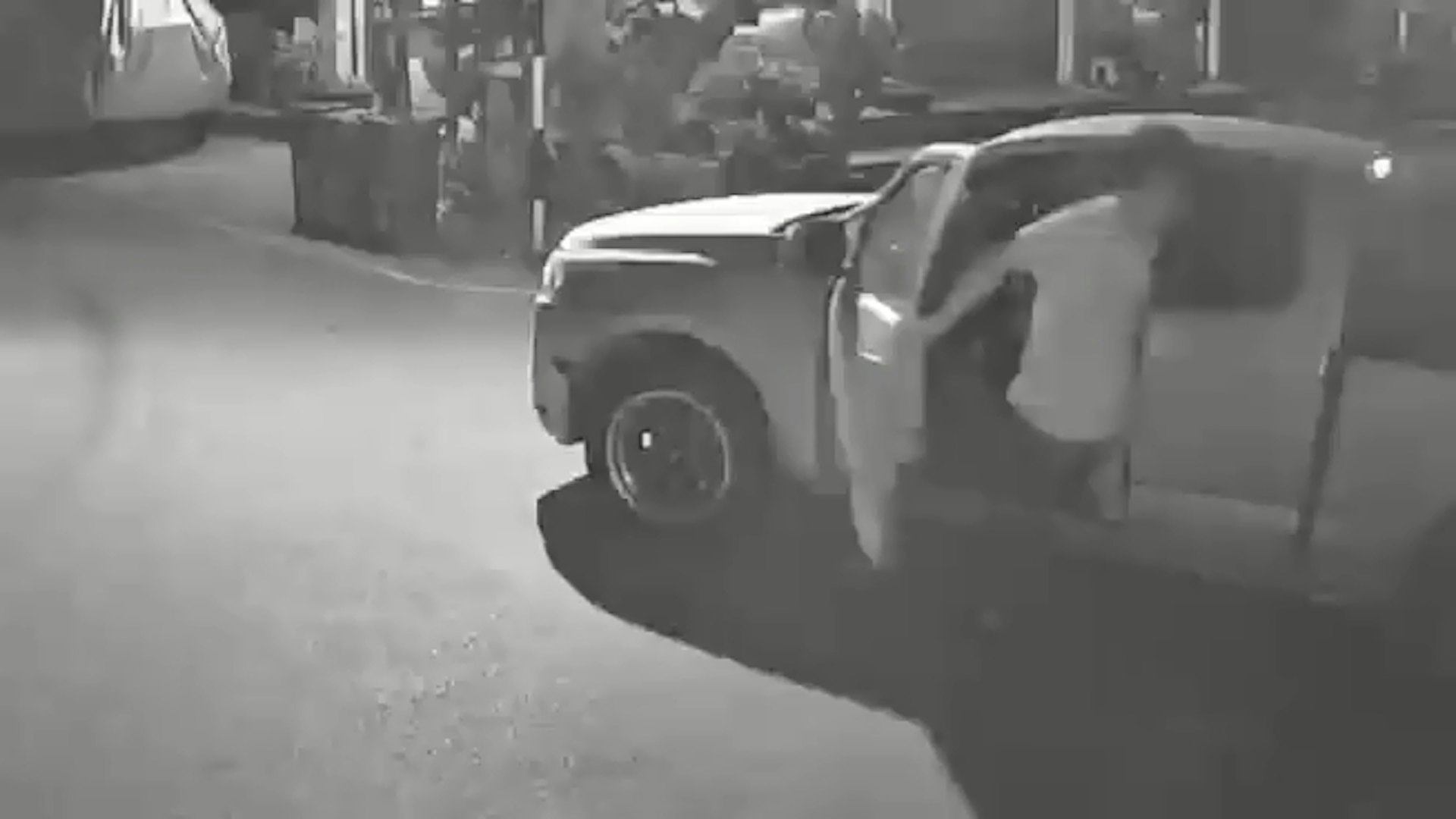 Kịch t&iacute;nh cảnh người đ&agrave;n &ocirc;ng nhảy khỏi xe nghi bu&ocirc;n người, cứu tho&aacute;t 3 đồng hương khi chỉ c&ograve;n c&aacute;ch bi&ecirc;n giới Myanmar 500m- Ảnh 1.