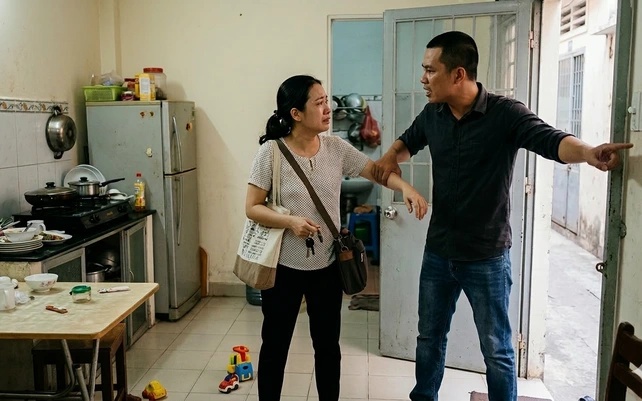 Từ ng&agrave;y 1.5, chồng &eacute;p vợ nghỉ l&agrave;m, ở nh&agrave; nội trợ bị phạt đến 10 triệu đồng- Ảnh 1.