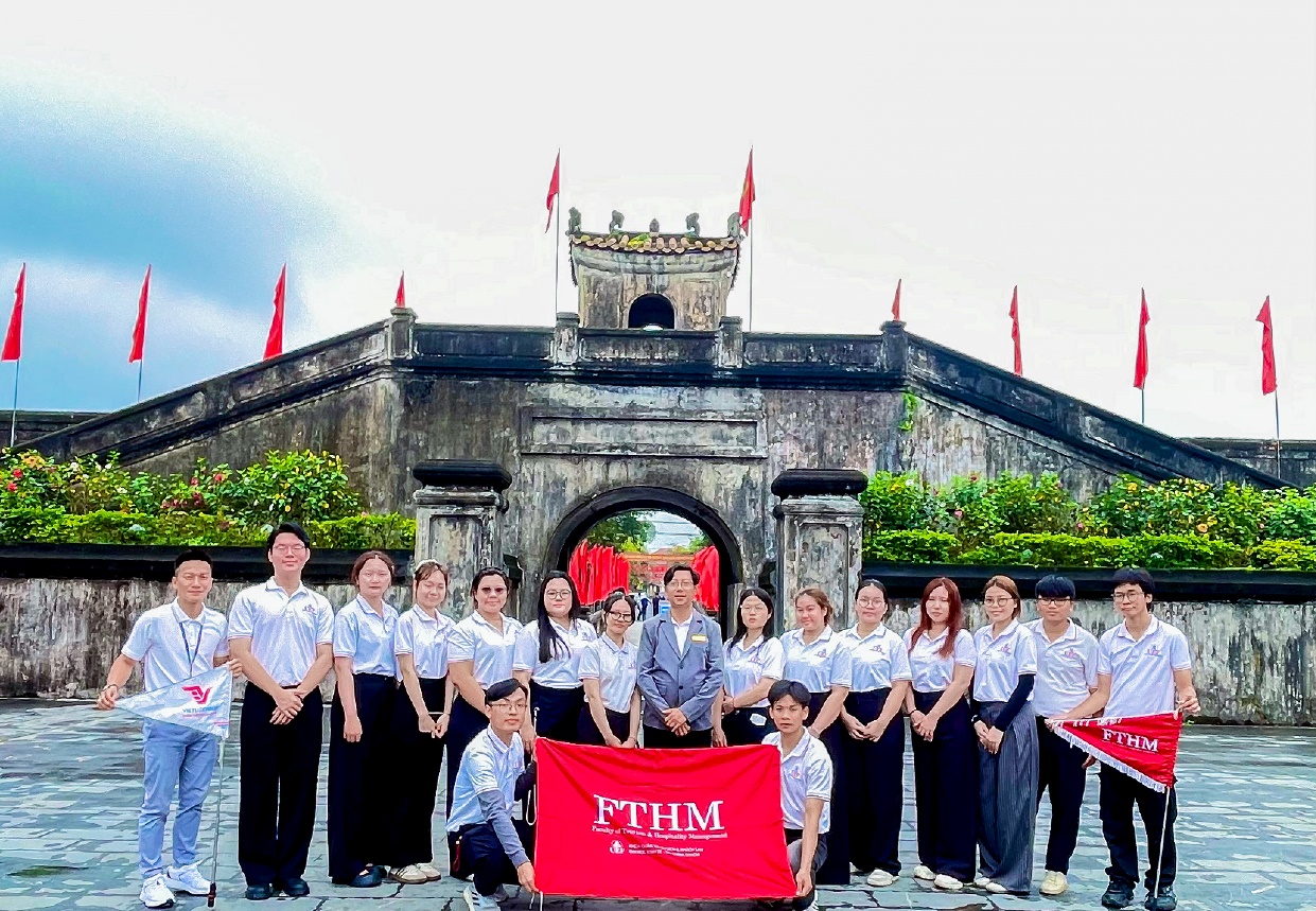 Đi để học nghề: Sinh vi&ecirc;n ng&agrave;nh du lịch UEF kiến tập từ Việt Nam ra khu vực- Ảnh 1.