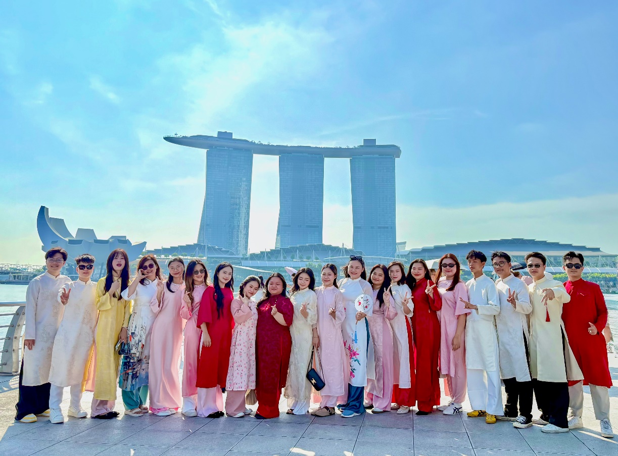 Đi để học nghề: Sinh vi&ecirc;n ng&agrave;nh du lịch UEF kiến tập từ Việt Nam ra khu vực- Ảnh 2.