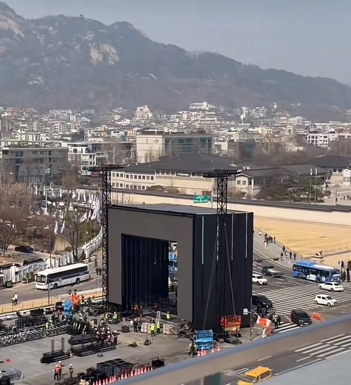 C&oacute; g&igrave; ở m&agrave;n comeback của BTS khiến H&agrave;n Quốc khởi động chiến dịch an ninh quốc gia, cả thế giới tr&ocirc;ng đợi?- Ảnh 8.