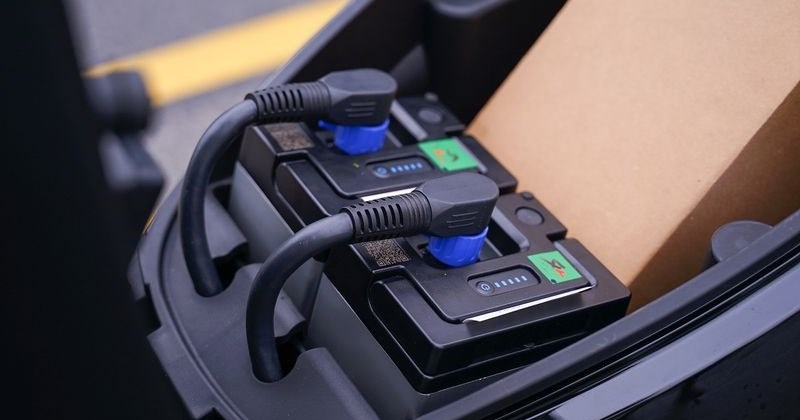 Mua xe m&aacute;y điện: Chọn sạc cố định hay đổi pin?- Ảnh 2.