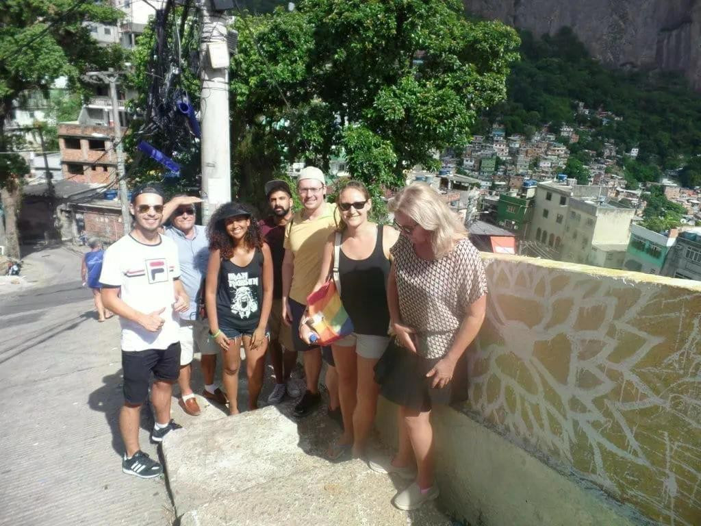 H&aacute;o hức xếp h&agrave;ng 2 tiếng để được check-in 'cổng trời' khu ổ chuột- Ảnh 1.