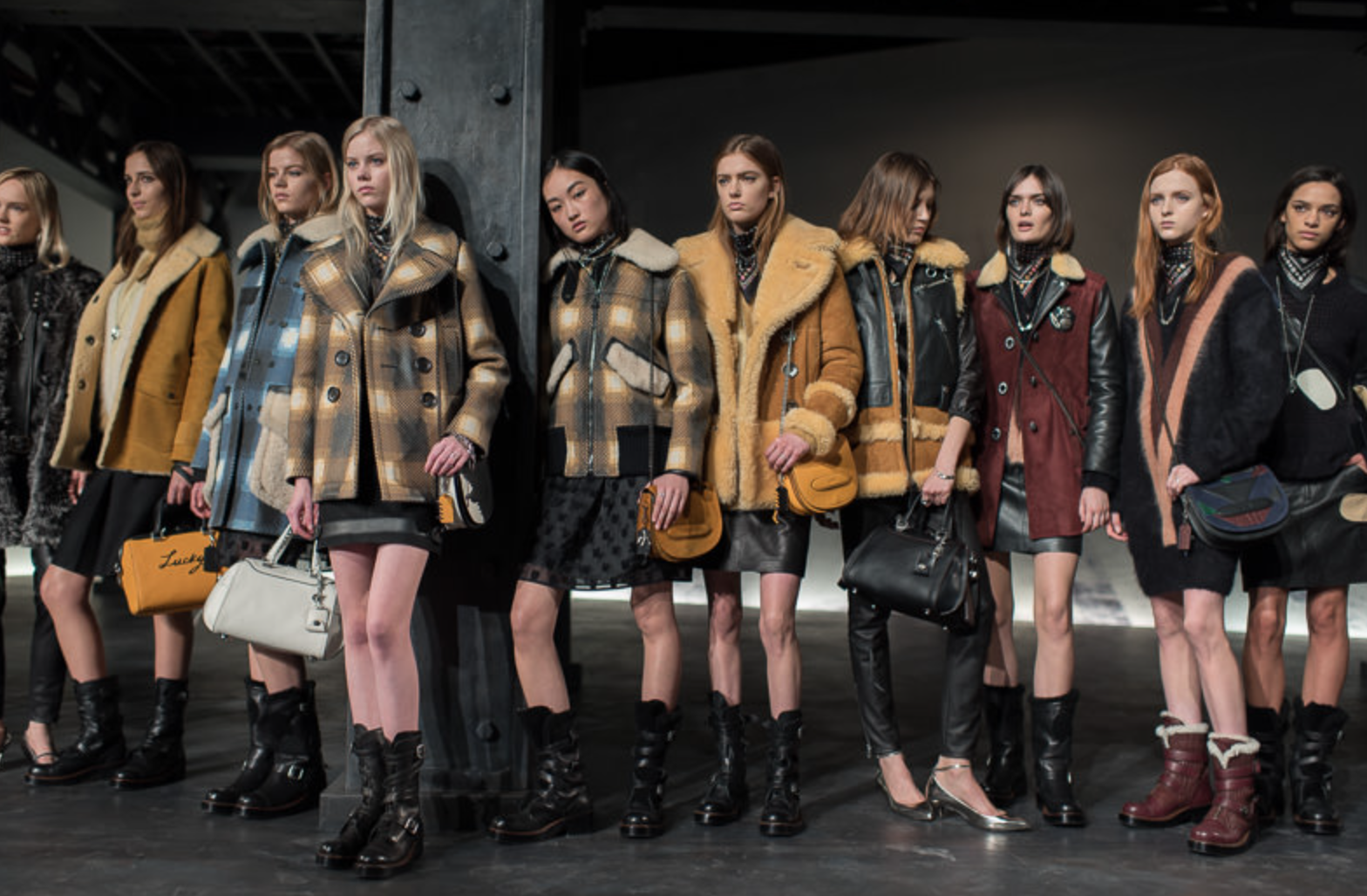 Từ "mom brand" đến "IT brand", cuối c&ugrave;ng Coach cũng đi đ&uacute;ng hướng tr&ecirc;n h&agrave;nh tr&igrave;nh t&igrave;m lại h&agrave;o quang năm ấy- Ảnh 4.