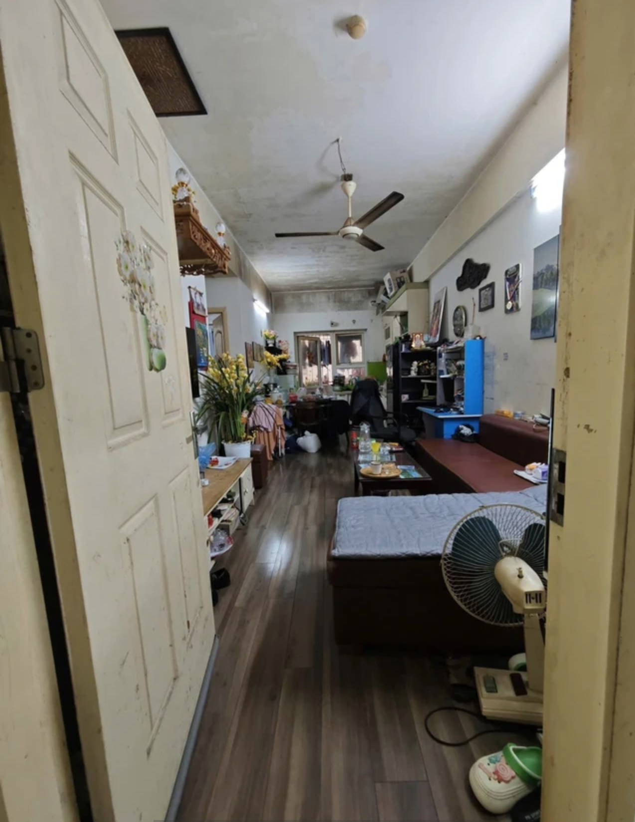 Căn hộ 58m2, mốc meo, kh&ocirc;ng sổ rao b&aacute;n 3 tỷ ở H&agrave; Nội g&acirc;y "b&atilde;o mạng": Chủ nh&agrave; l&ecirc;n tiếng bất ngờ- Ảnh 1.