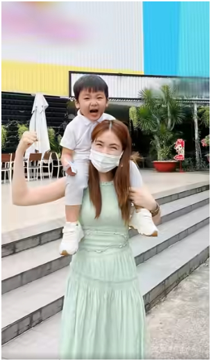 2 bức ảnh c&aacute;ch nhau 4 năm của b&eacute; Bo v&agrave; H&ograve;a Minzy b&ugrave;ng nổ MXH: Tất cả đ&atilde; thay đổi v&igrave; Đại u&yacute; Thăng Văn Cương đ&atilde; đến- Ảnh 3.