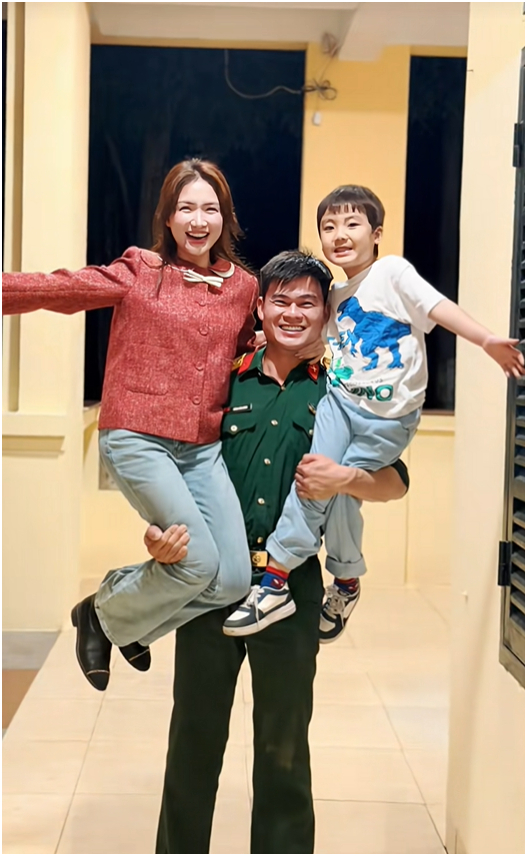 2 bức ảnh c&aacute;ch nhau 4 năm của b&eacute; Bo v&agrave; H&ograve;a Minzy b&ugrave;ng nổ MXH: Tất cả đ&atilde; thay đổi v&igrave; Đại u&yacute; Thăng Văn Cương đ&atilde; đến- Ảnh 1.