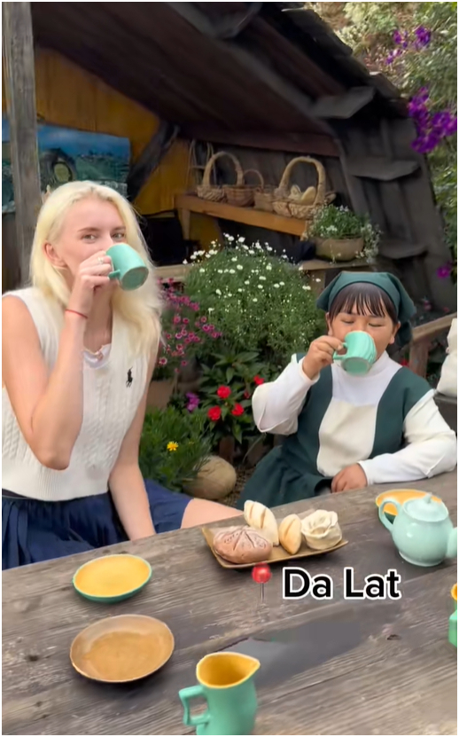 Kh&aacute;ch T&acirc;y đến Việt Nam tham quan "ng&ocirc;i l&agrave;ng người t&iacute; hon" dưới ch&acirc;n đ&egrave;o ở Đ&agrave; Lạt- Ảnh 3.