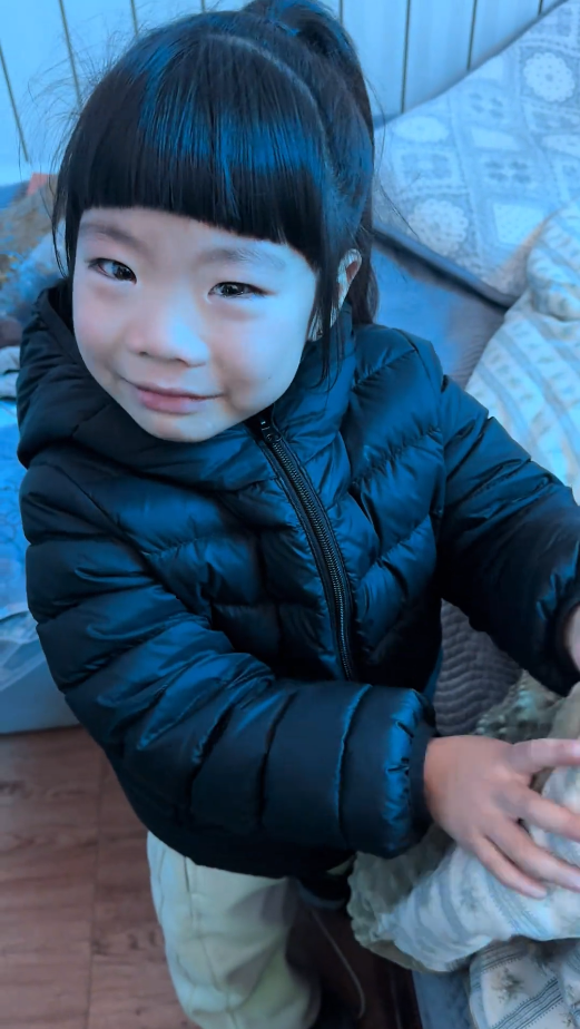 Bố đi l&agrave;m xa, con g&aacute;i một m&igrave;nh chạy v&agrave;o ph&ograve;ng rồi l&agrave;m h&agrave;nh động khiến mẹ &ocirc;m mặt kh&oacute;c nức nở- Ảnh 3.