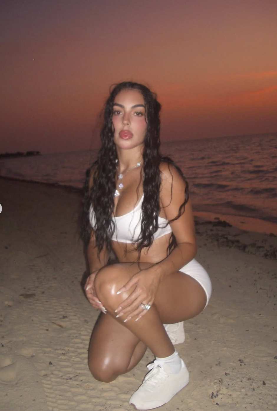 Diện &aacute;o 2 triệu đồng, bạn g&aacute;i Ronaldo vẫn to&aacute;t l&ecirc;n kh&iacute; chất "phu nh&acirc;n tỷ ph&uacute;", body "n&oacute;ng bỏng mắt"- Ảnh 5.