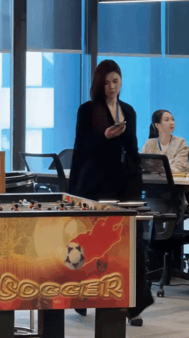 Nữ thần c&ocirc;ng sở hot nhất phim Việt giờ v&agrave;ng hiện tại: Mặc đẹp kh&ocirc;ng trượt ph&aacute;t n&agrave;o, biến phim trường th&agrave;nh s&agrave;n diễn thời trang- Ảnh 4.