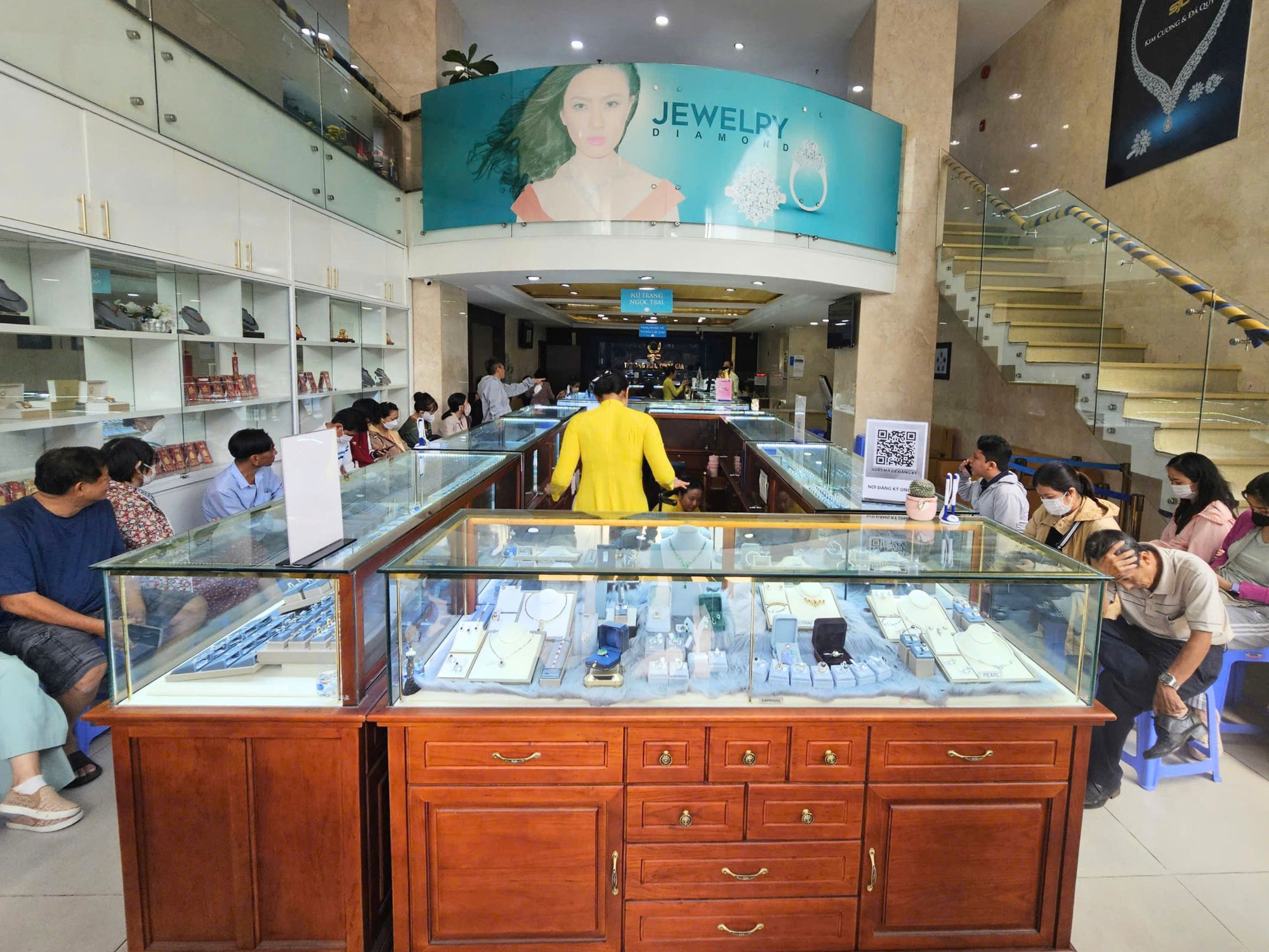 Sau c&uacute; rơi 8 triệu đồng/lượng, tiệm v&agrave;ng xuất hiện cảnh hiếm gặp- Ảnh 3.