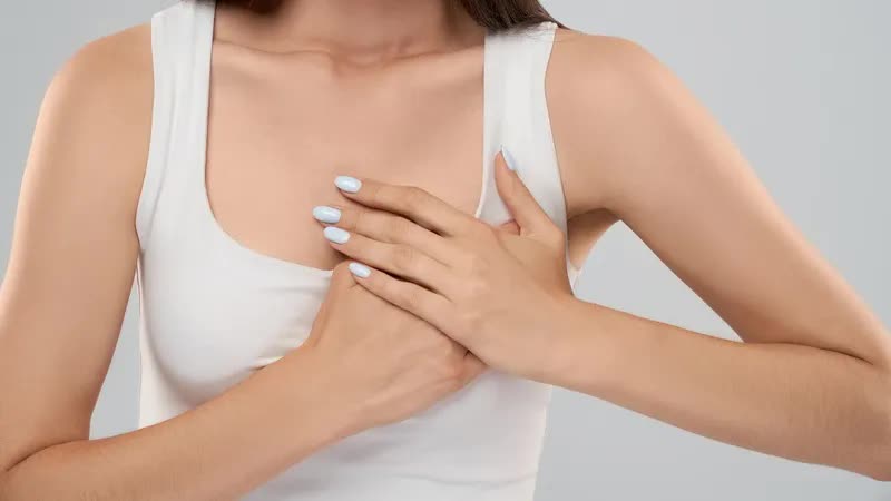 Người phụ nữ kh&ocirc;ng đau, kh&ocirc;ng u vẫn mắc ung thư v&uacute;: BS ung bướu cảnh b&aacute;o 3 việc chị em phải l&agrave;m đều đặn để bảo vệ m&igrave;nh- Ảnh 1.