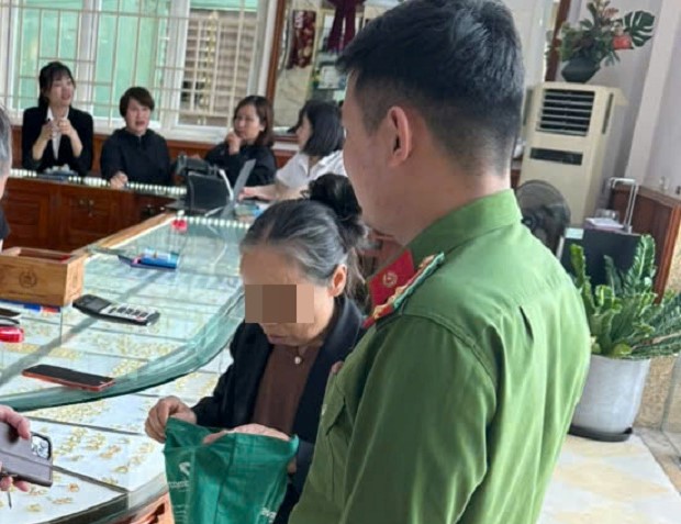Cụ b&agrave; mang 19 chỉ v&agrave;ng đi b&aacute;n để chuyển tiền cho kẻ lừa đảo- Ảnh 1.