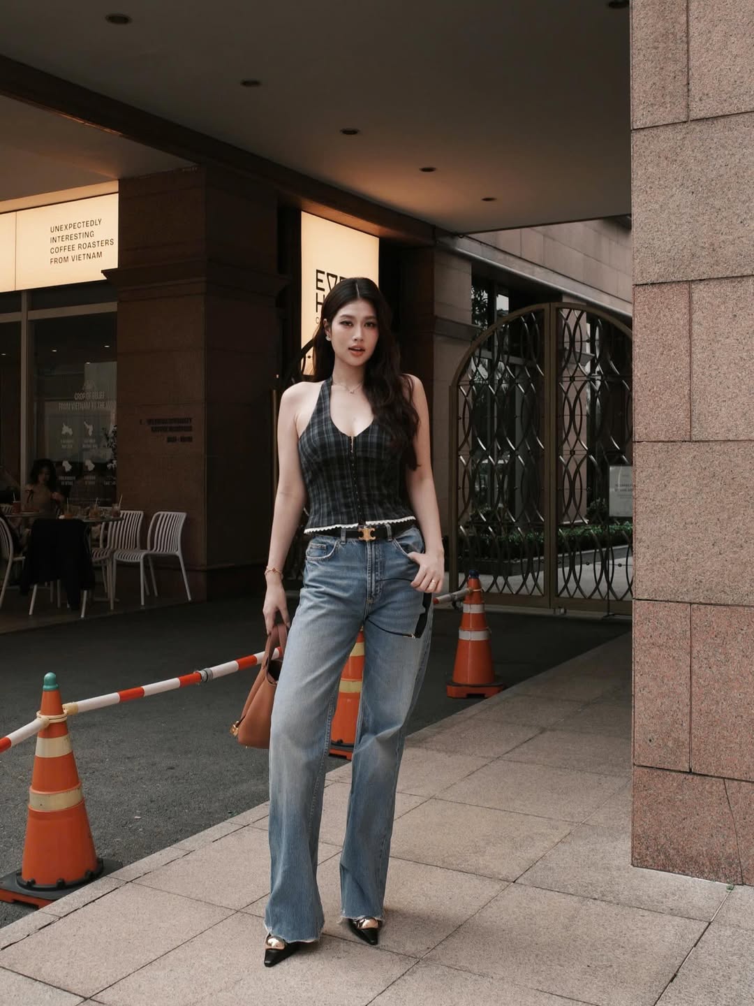 Hoa hậu Vbiz khoe mặt mộc thật đến từng lỗ ch&acirc;n l&ocirc;ng tr&ecirc;n phim: Ngo&agrave;i đời si&ecirc;u xinh si&ecirc;u sang, ăn mặc đẹp đỉnh- Ảnh 8.