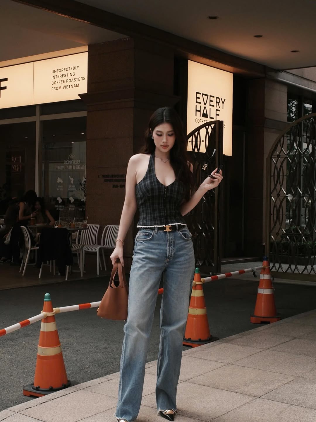 Hoa hậu Vbiz khoe mặt mộc thật đến từng lỗ ch&acirc;n l&ocirc;ng tr&ecirc;n phim: Ngo&agrave;i đời si&ecirc;u xinh si&ecirc;u sang, ăn mặc đẹp đỉnh- Ảnh 7.