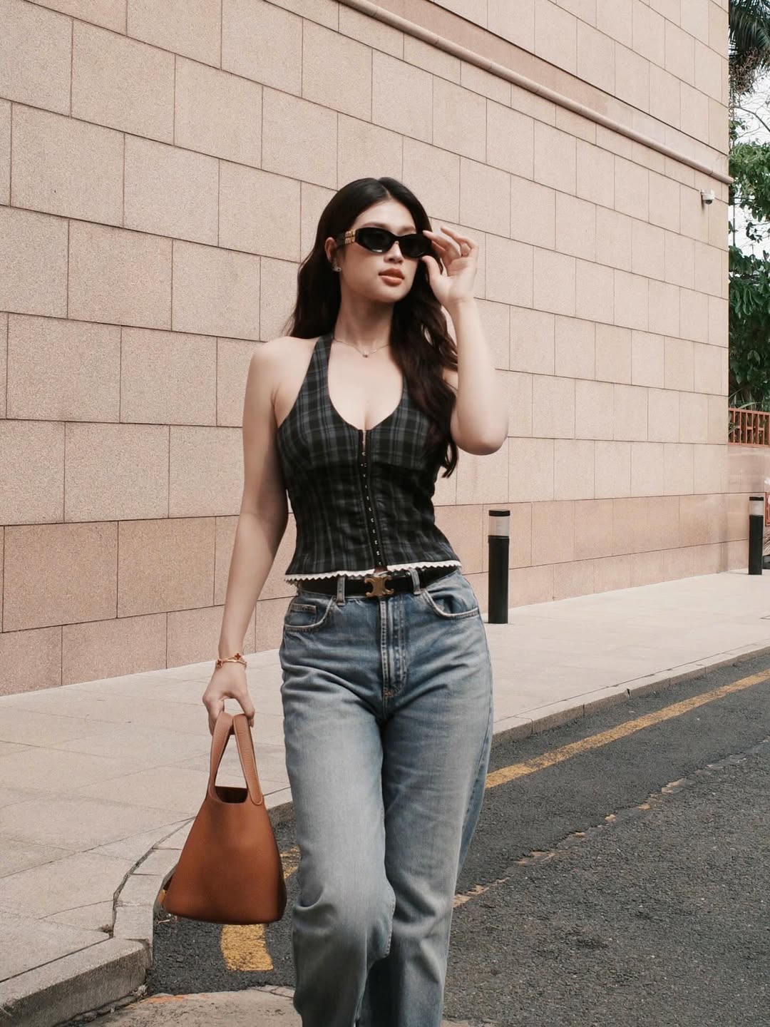 Hoa hậu Vbiz khoe mặt mộc thật đến từng lỗ ch&acirc;n l&ocirc;ng tr&ecirc;n phim: Ngo&agrave;i đời si&ecirc;u xinh si&ecirc;u sang, ăn mặc đẹp đỉnh- Ảnh 10.