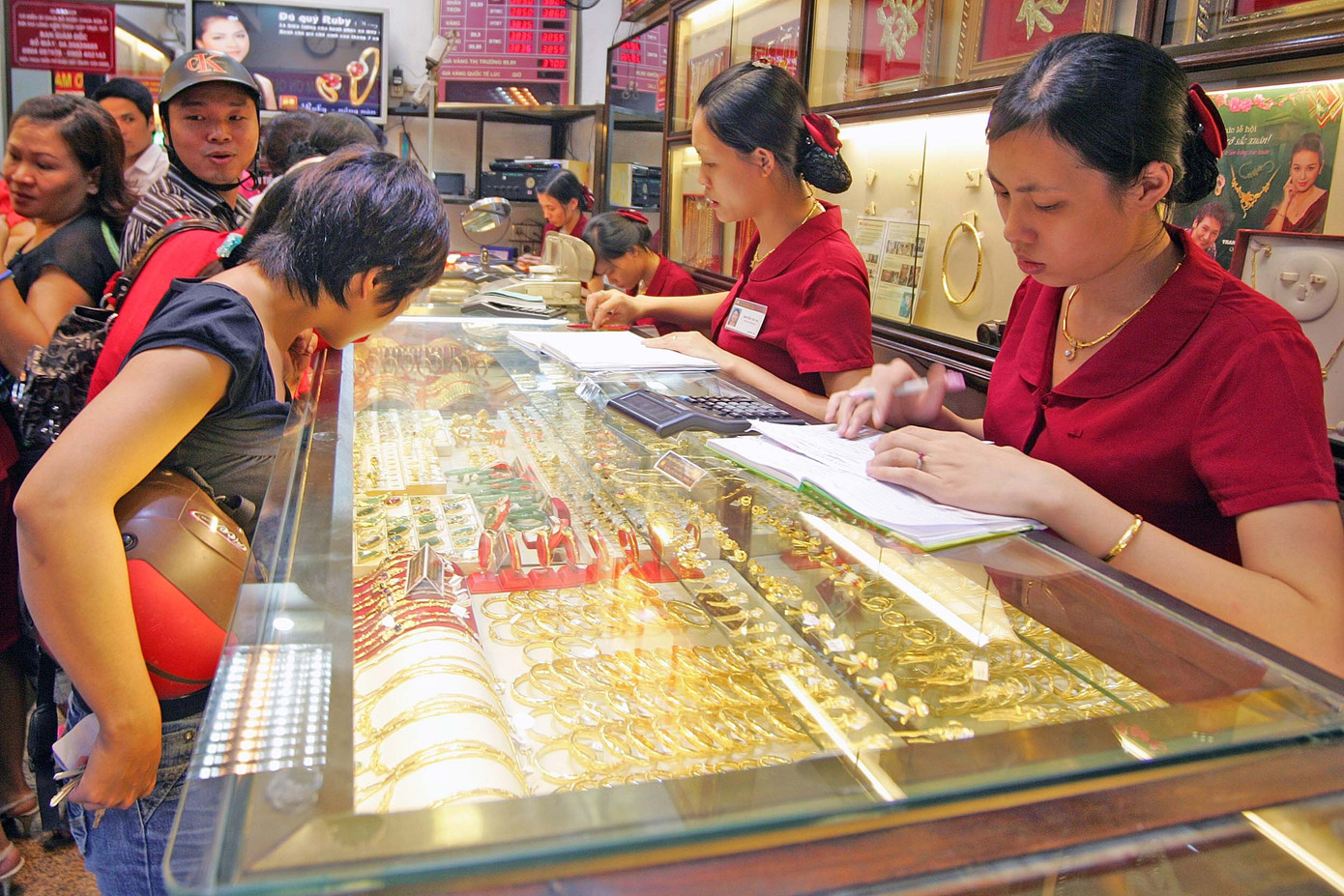 Người '&ocirc;m' v&agrave;ng lỗ rất nặng, cảnh b&aacute;o rủi ro lớn- Ảnh 1.