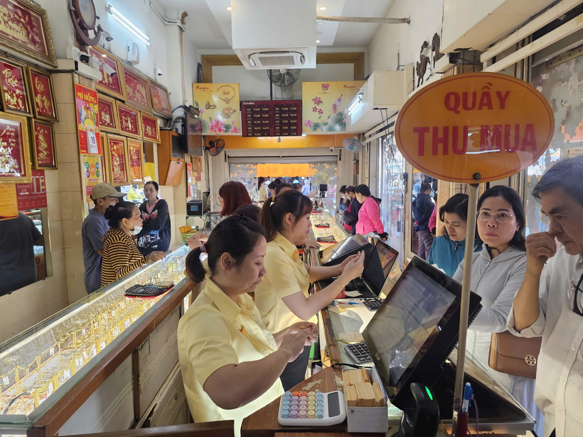 S&aacute;ng 19-3, gi&aacute; v&agrave;ng miếng, v&agrave;ng nhẫn đồng loạt rớt 4,6 triệu đồng/lượng- Ảnh 1.