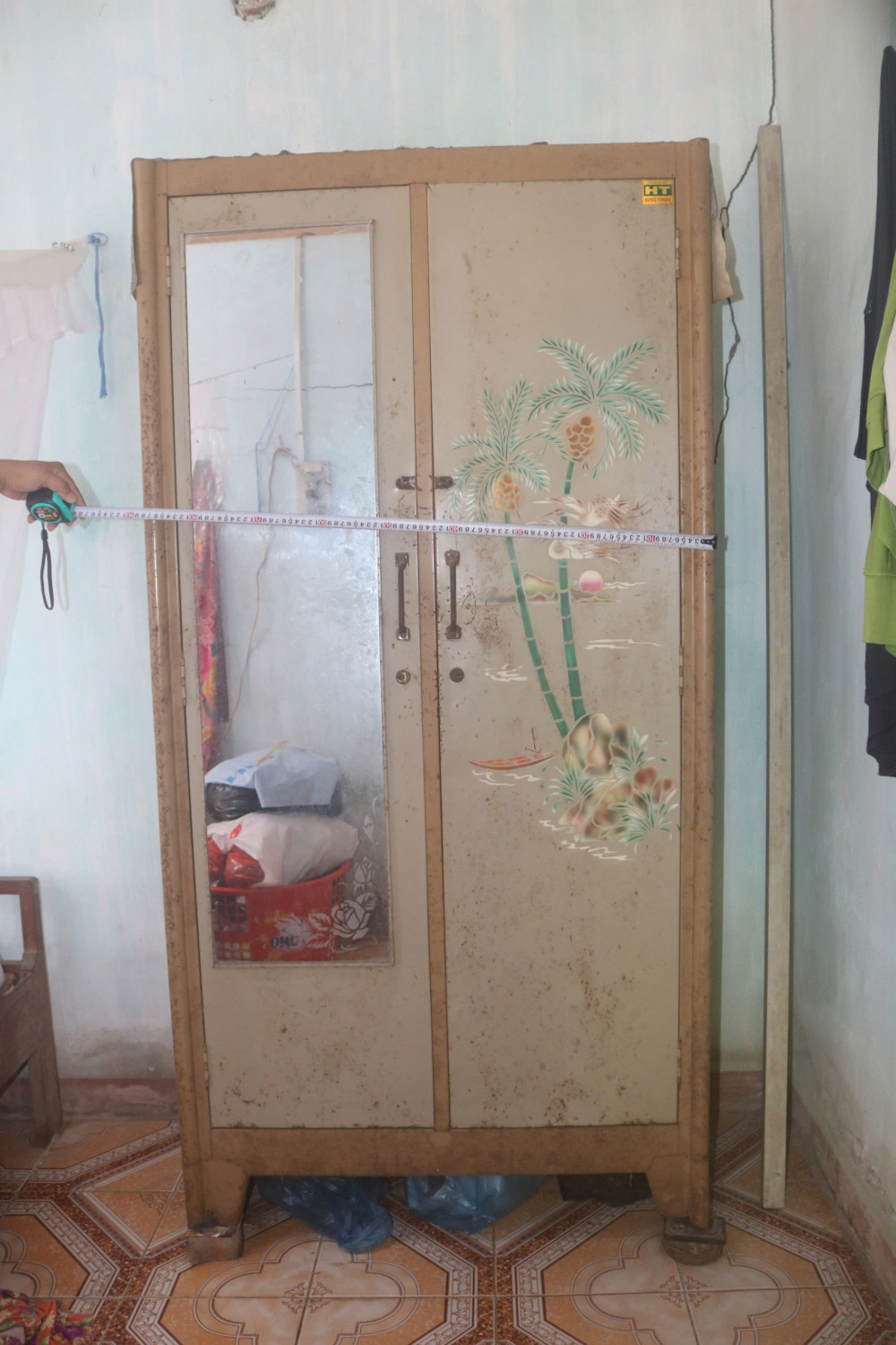 Giấu d&acirc;y chuyền, lắc tay, v&agrave;ng miếng SJC trong hũ nhựa dưới ch&acirc;n cầu thang, vợ mượn v&agrave;ng đi đ&aacute;m giỗ mới b&agrave;ng ho&agrave;ng ph&aacute;t hiện cảnh tượng kh&oacute; tin- Ảnh 1.