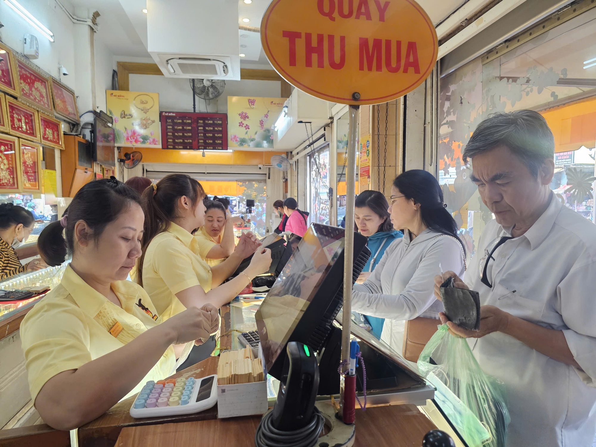 Sau c&uacute; rơi 8 triệu đồng/lượng, tiệm v&agrave;ng xuất hiện cảnh hiếm gặp- Ảnh 2.